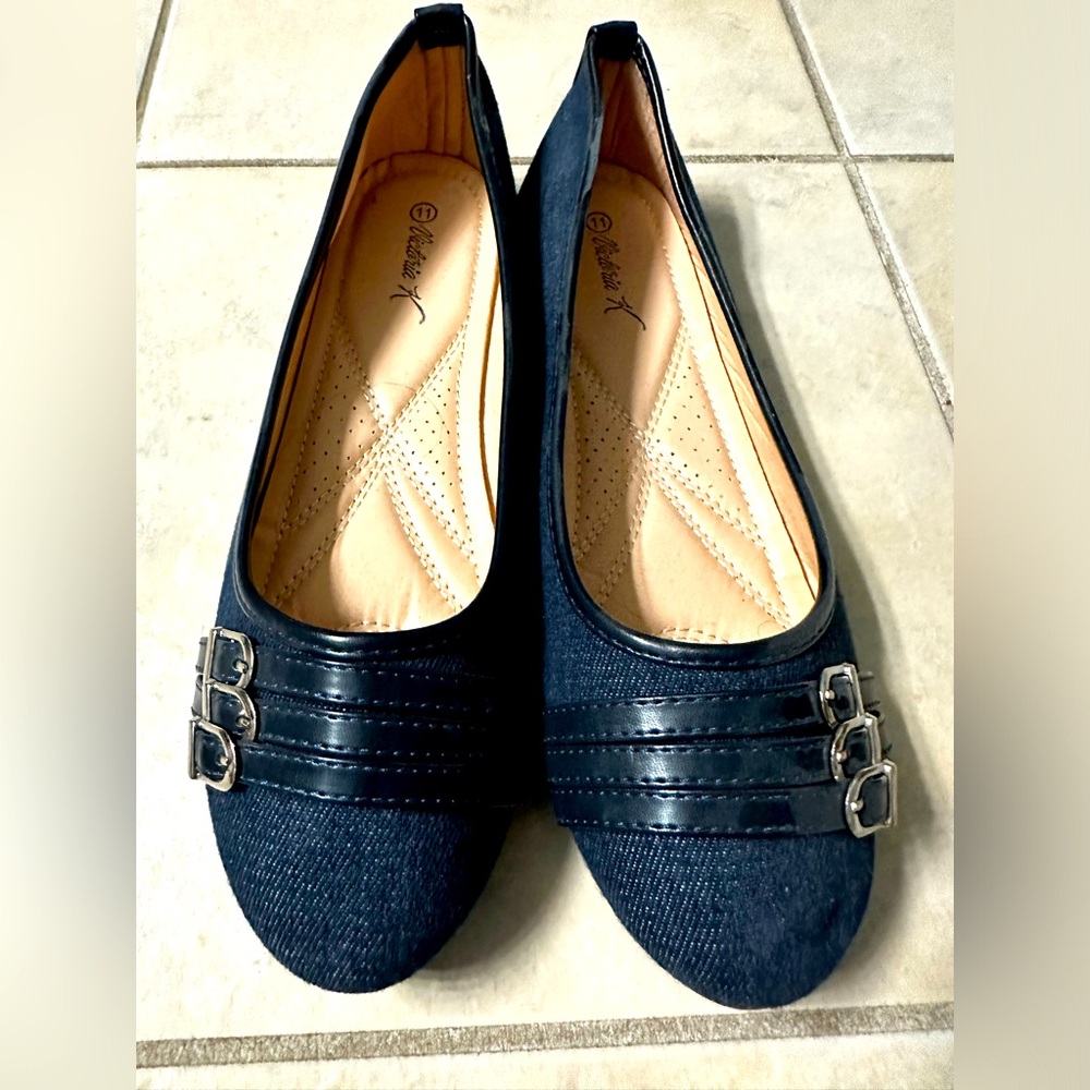 NWOT, women’s blue, denim flats size 11.